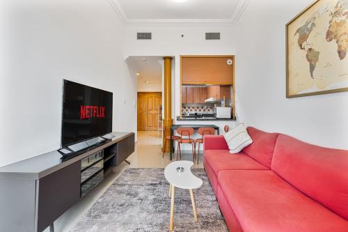 Retro 1BR APT in Marina Near JBR Beach & Mall