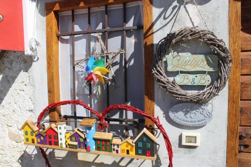 a window with a toy house in a basket at Giuliva B&B in Refrontolo