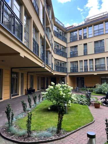 een appartementencomplex met een tuin op de binnenplaats bij Vilnius Apartments & Suites – Old Town in Vilnius