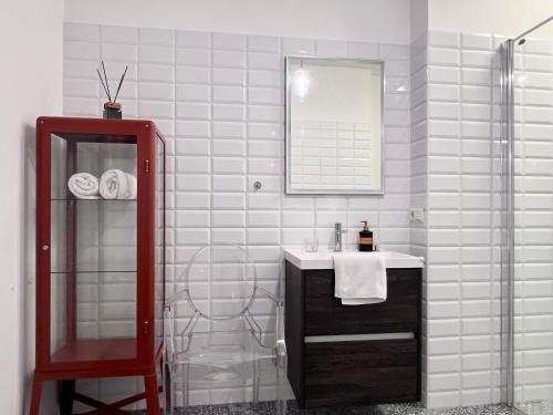 een badkamer met een wastafel en een spiegel bij Vilnius Apartments & Suites – Old Town in Vilnius