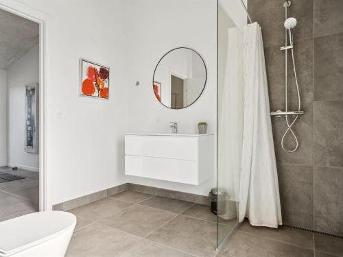 Ένα μπάνιο στο Holiday Home Asel - 350m from the sea by Interhome