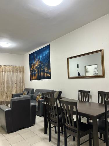 una sala de estar con un sofá, una mesa y sillas en Harry Potter Homestay Cameron Highlands, en Tanah Rata