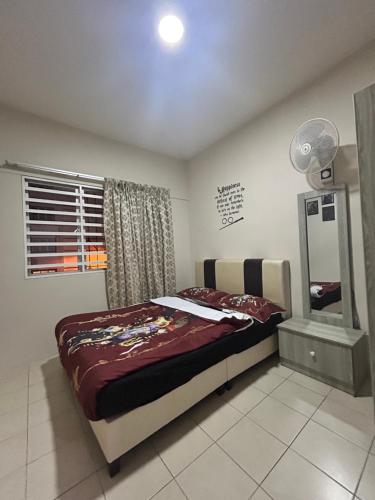 un dormitorio con una cama y un espejo en Harry Potter Homestay Cameron Highlands, en Tanah Rata