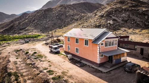 une vue aérienne sur une maison au milieu d'une montagne dans l'établissement Salmanya, à Bokonbayevo