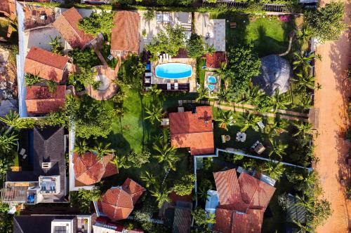 an aerial view of a resort with a swimming pool at FlowHouse Jeri - Hotel & Coworking in Jericoacoara