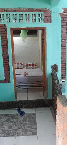 ブキットラワンにあるDendi guest house official trekkingの小さなベッド