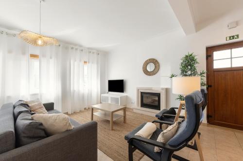 salon z kanapą, krzesłami i telewizorem w obiekcie Second Life Baleal w mieście Ferrel