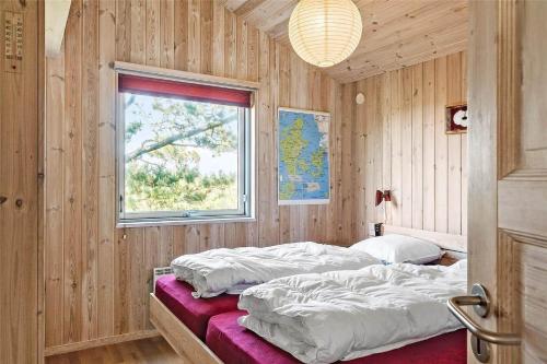 Giường trong phòng chung tại 40814-Ulfborg-Hagevej-158