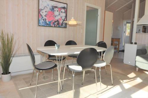 a dining room with a white table and chairs at 80153-Vemb-Knudehus-49 in Lillelund
