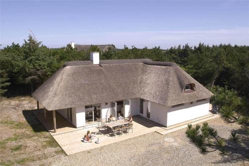 an overhead view of a house with a thatched roof at 20864-Ulfborg-Vederso-Klitvej-37-E in Vedersø Klit