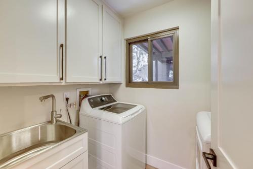 Φωτογραφία από το άλμπουμ του Stunning Forest Views Luxury Lake Arrowhead Cabin σε Blue Jay