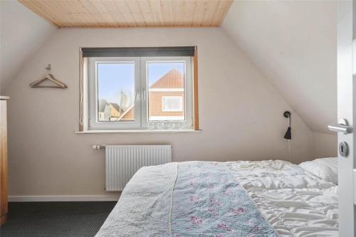 a bedroom with a bed and a window at 70029-Ulfborg-Vesterhavsgade-6 in Thorsminde