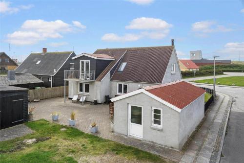 a small white house with a courtyard in front of a house at 70029-Ulfborg-Vesterhavsgade-6 in Thorsminde