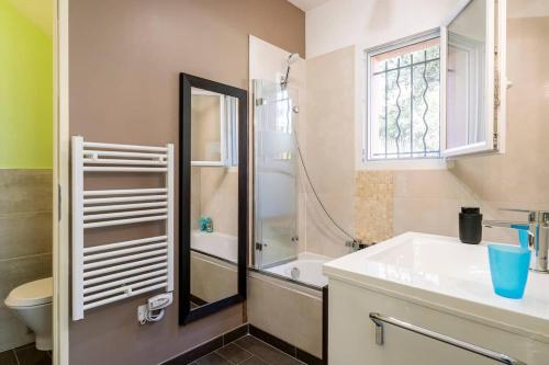 a bathroom with a sink and a shower and a toilet at Chambre avec entrée indépendante-Jardin privé- 200m des plages in Théoule-sur-Mer
