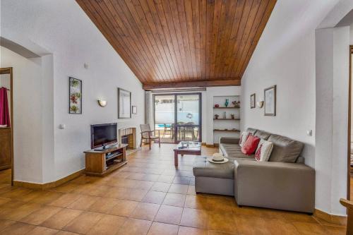 Villa Aveiros by Villa Plus