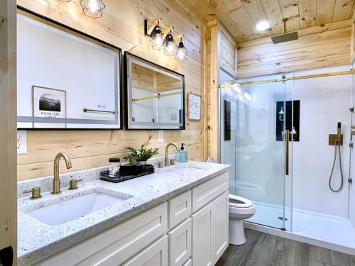 Ένα μπάνιο στο Modern Gem w/Spacious Deck, Swinging bed, Hot Tub