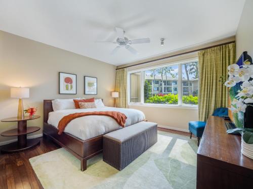 Kawela Bayにある3-Bed Villa 114 at Turtle Bayのベッドと窓のある寝室