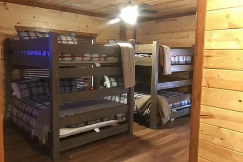 Palanda nebo palandy na pokoji v ubytování Risen Retreat - Private Indoor Pool, Large Game Room, Media Space + Outdoor Hot Tub