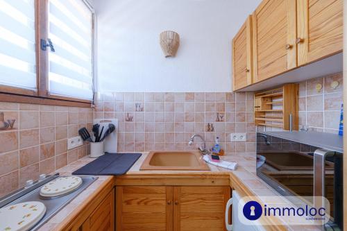 una cocina con fregadero y encimera en Charming studio in Auron, en Auron