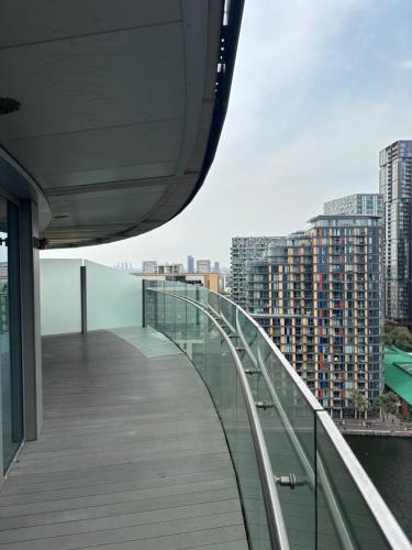 Balkoni atau teres di London Canary Wharf Luxury Stay