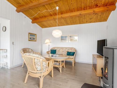 TV a/nebo společenská místnost v ubytování Holiday Home Keke - 120m from the sea by Interhome