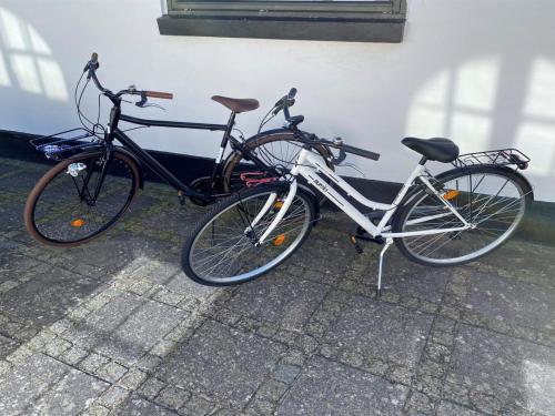VejbyにあるHoliday Home Susan - 20m from the sea by Interhomeの壁に隣接して停まった自転車2台