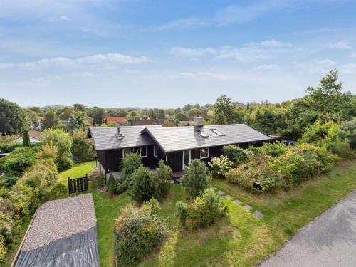 an overhead view of a house with a garden at Holiday Home Yardila - 1-4km from the sea by Interhome in Tisvildeleje