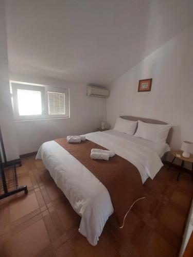 Postel nebo postele na pokoji v ubytování Spacious Kumbor Seafront Apartment