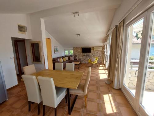 Posezení v ubytování Spacious Kumbor Seafront Apartment
