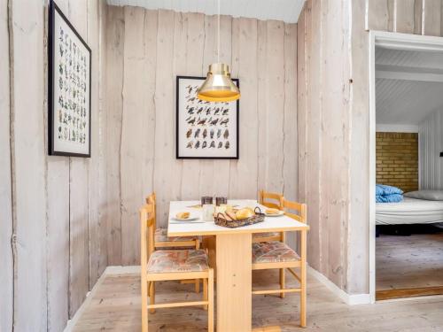 Ένα ή περισσότερα κρεβάτια σε δωμάτιο στο Holiday Home Hedde - 100m from the sea by Interhome