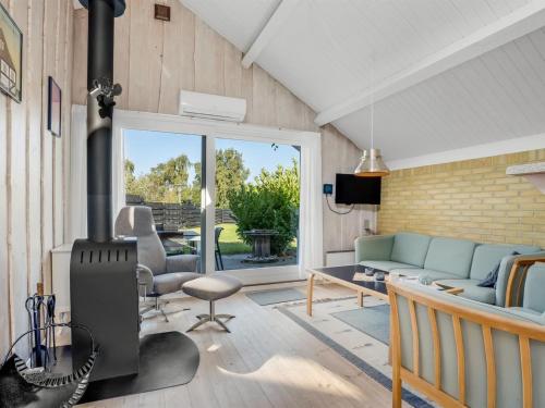 Μια τηλεόραση ή/και κέντρο ψυχαγωγίας στο Holiday Home Hedde - 100m from the sea by Interhome