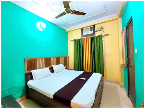 Postel nebo postele na pokoji v ubytování Hotel Kashi # Stay Near Kashi Vishwanath Temple & Ganga Ghat#Fully Air Conditioning Room#FreeWi-Fi-Parking-Lift -Room Service- Best Hotel In Varanasi