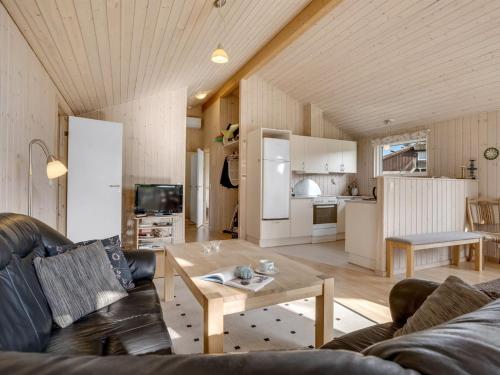 Η κουζίνα ή μικρή κουζίνα στο Holiday Home Thala - 35m from the sea by Interhome