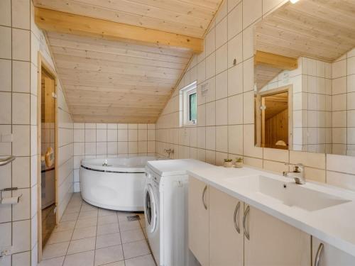Ένα μπάνιο στο Holiday Home Thala - 35m from the sea by Interhome