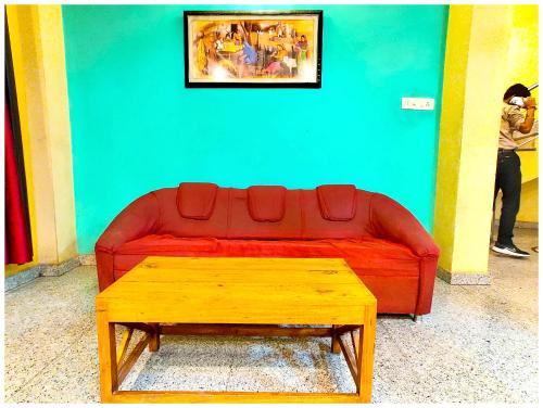 Posezení v ubytování Hotel Kashi # Stay Near Kashi Vishwanath Temple & Ganga Ghat#Fully Air Conditioning Room#FreeWi-Fi-Parking-Lift -Room Service- Best Hotel In Varanasi