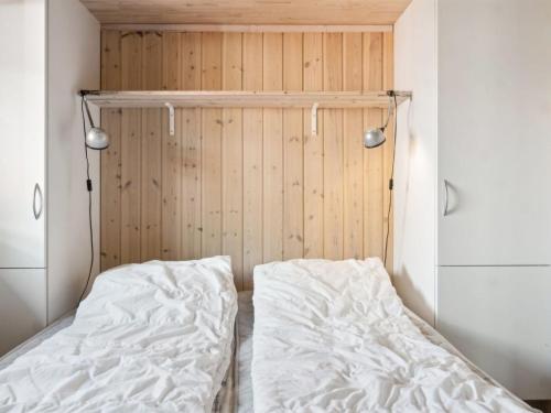 Ένα ή περισσότερα κρεβάτια σε δωμάτιο στο Holiday Home Skyler - 325m from the sea by Interhome