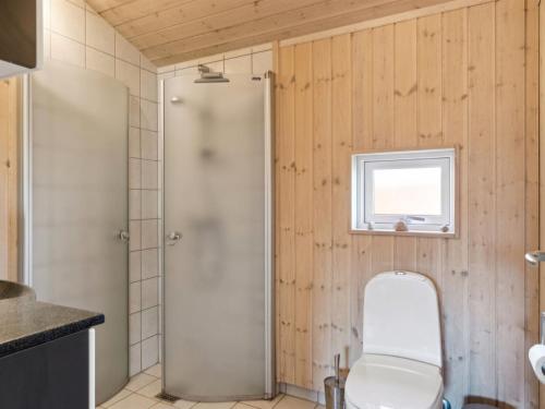 Ένα μπάνιο στο Holiday Home Skyler - 325m from the sea by Interhome