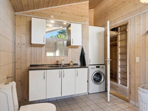 Η κουζίνα ή μικρή κουζίνα στο Holiday Home Skyler - 325m from the sea by Interhome