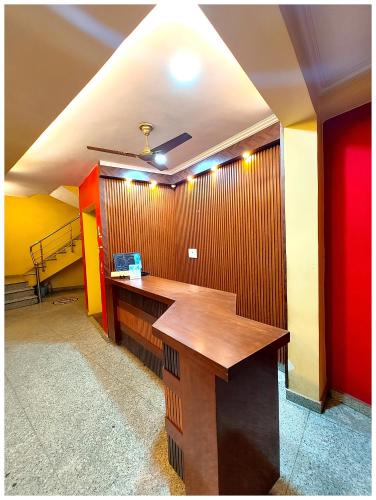 Vstupní hala nebo recepce v ubytování Hotel Kashi # Stay Near Kashi Vishwanath Temple & Ganga Ghat#Fully Air Conditioning Room#FreeWi-Fi-Parking-Lift -Room Service- Best Hotel In Varanasi