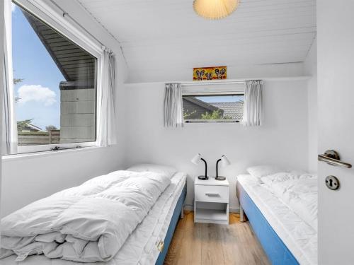 Postel nebo postele na pokoji v ubytování Holiday Home Frida - 125m from the sea by Interhome