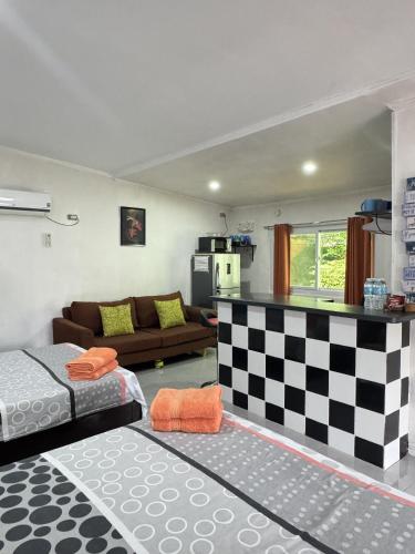 Ένα ή περισσότερα κρεβάτια σε δωμάτιο στο Bamboo Orange Cabana and Studio
