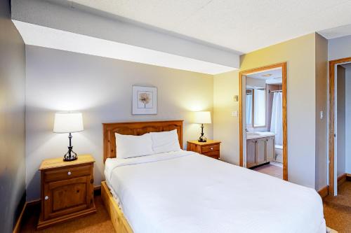 ブルー・マウンテンズにあるCachet Crossing 108の大きな白いベッドと2つのランプがある寝室