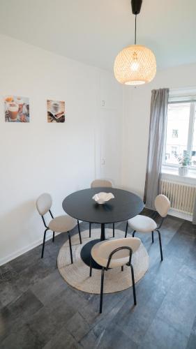 Posezení v ubytování Stylish, Central Studio Close to Tram & Shops