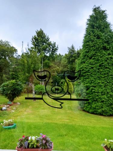 a garden with a sculpture in the grass at Apartamentos PENAQUENTE in Porto de Espasante