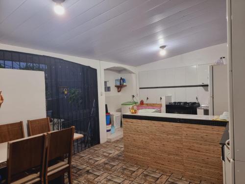 une cuisine avec une table et un comptoir dans l'établissement Casa família COP30, à Belém