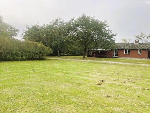 un gran patio de césped con una casa en el fondo en Holiday Home Agla - 2-5km from the sea by Interhome, en Nørre Nebel