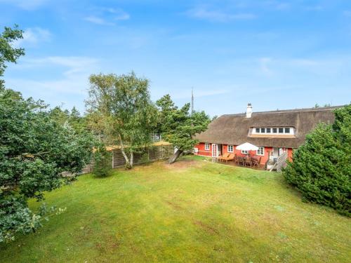 eine Luftaufnahme eines Hauses mit Garten in der Unterkunft Holiday Home Krischan - 1-6km from the sea by Interhome in Vejers Strand