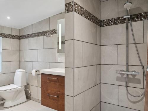 Ένα μπάνιο στο Holiday Home Rajna - 250m from the sea by Interhome