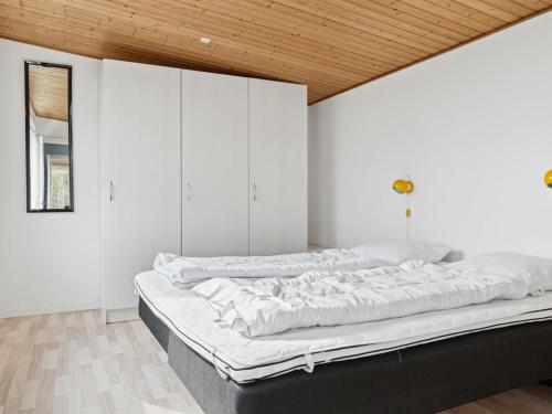 Ein Bett oder Betten in einem Zimmer der Unterkunft Holiday Home Salka - 200m to the inlet by Interhome