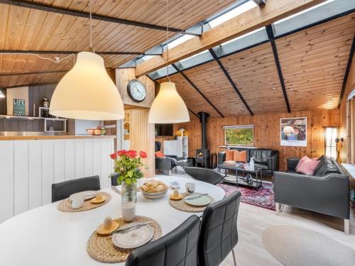 Ruang duduk di Holiday Home Marthine - 650m to the fjord by Interhome